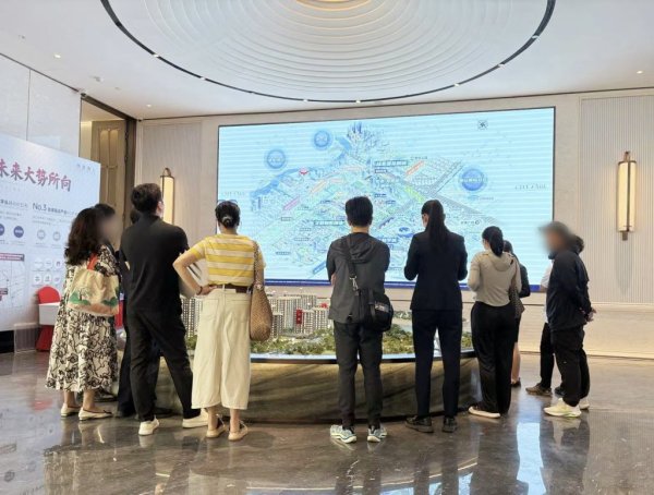 2025年配资网最新消息公布 五一上海楼市热闹开局：售楼处全员到岗，热门楼盘连续触发积分